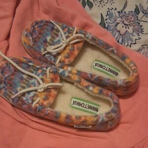 Womens Minnetonka Slippers Size 6M New Condition